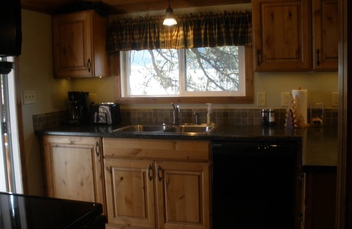 Estes Park Cabin | Black Bear Cottage - Cozy 1921 Cottage in Historic District above downtown Estes