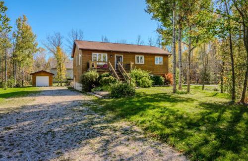 Miller Lake House | Black Bear - Cozy 4-season Cottage W Hot Tub