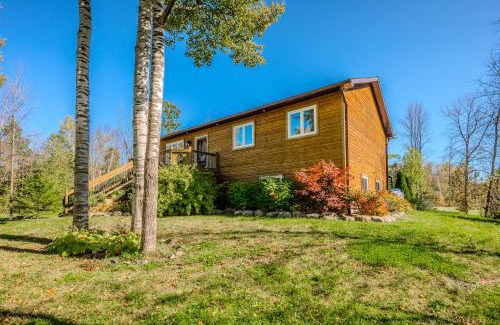 Miller Lake House | Black Bear - Cozy 4-season Cottage W Hot Tub