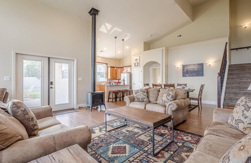 Fruita House | Black Bear IV: Spacious, Stylish & Dog-Friendly