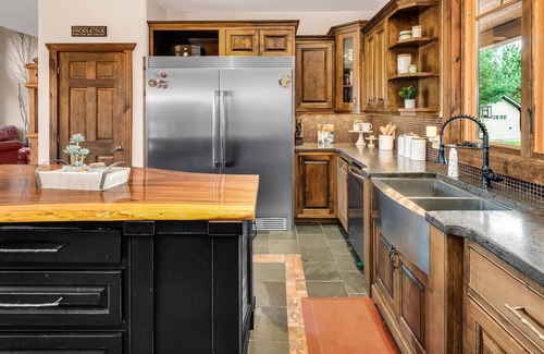 Baddow House | Black Bear Lodge River Retreat