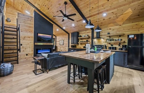 Rocky Grove Cabin | Black Bear Lodge - Fire Pit - Hot Tub