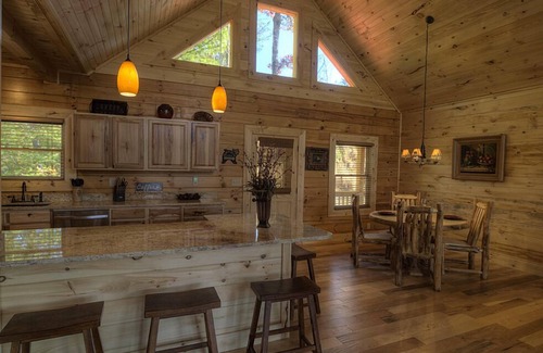 Bryson City Cabin | Black Bear Lodge Great Smoky Mtns, Hot Tub, Polar Express, King Bed, WiFi