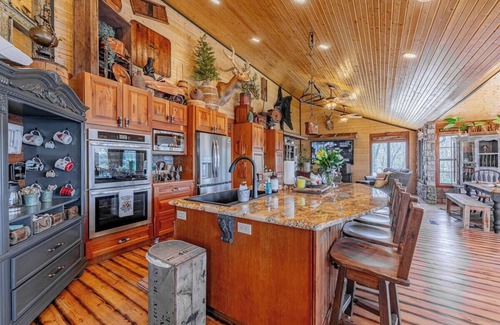 Bella Vista House | Black Bear Lodge - Luxury lakefront, sleeps 15
