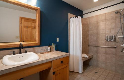 South Lake Tahoe Hotel | Black Bear Lodge