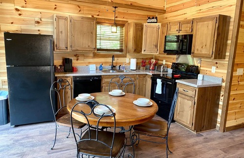 Townsend Cabin | Black Bear Retreat 2Bed 2Bath Cabin Near Bike Trail