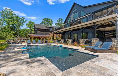 Lake Norman of Catawba House | Black Bear Blue Heron by AvantStay 2 Lakefront Homes Sleeps 43 Pool Dock Theater
