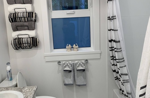 Regional District of Nanaimo Cottage | Black Bears Den - Cozy cottage in the woods pet friendly and hiking at your door