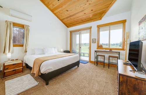 Black Butte Ranch Apartment | Black Butte Ranch Lodge Room 035