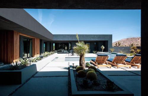 Yucca Valley House | Black C House Modern w pool spa
