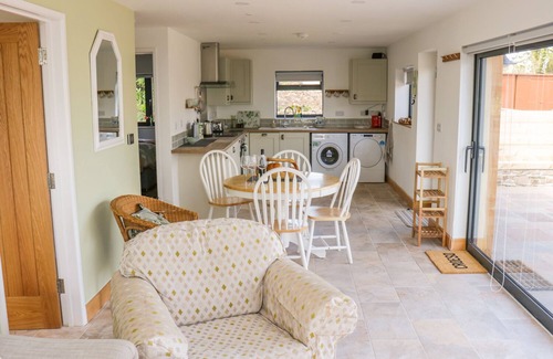 Abergavenny Cottage | BLACK CAT BACH, family friendly, with a garden in Gilwern