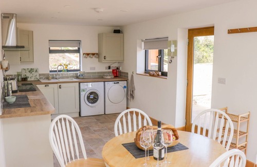 Abergavenny Cottage | BLACK CAT BACH, family friendly, with a garden in Gilwern