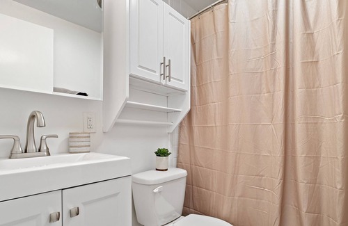 Springfield Apartment | Black Coffee Suite | State Capitol & Med District