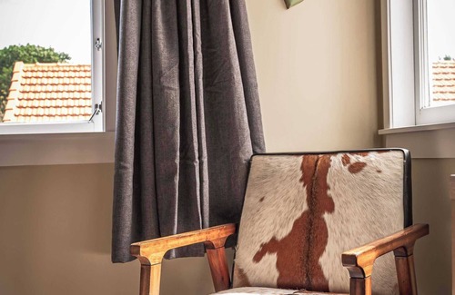 Rotorua Apartment | Black Cottage | Beautiful Central Cottage for Two