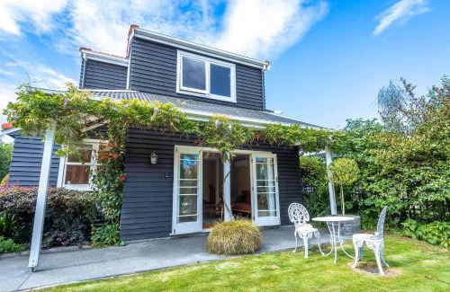 Rotorua Apartment | Black Cottage - Beautiful Central Cottage for Two