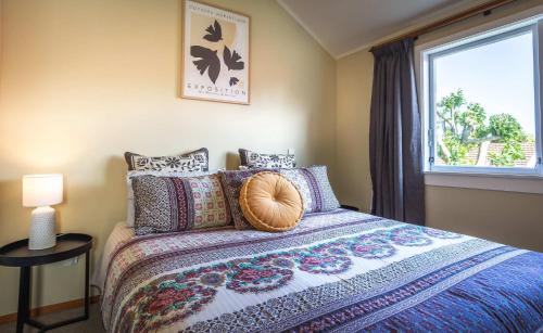 Rotorua Apartment | Black Cottage - Beautiful Central Cottage for Two