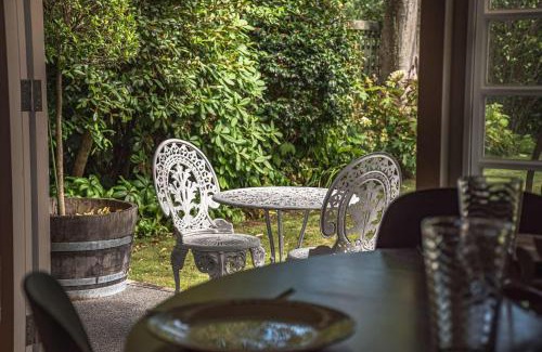 Rotorua Apartment | Black Cottage - Beautiful Central Cottage for Two