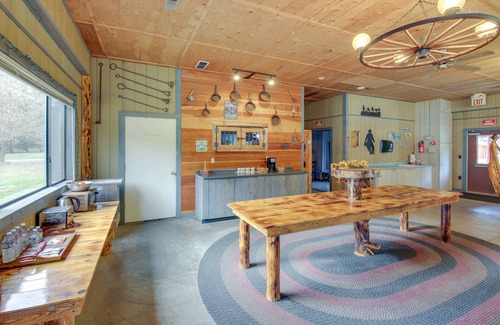 De Borgia Apartment | Black Diamond Guest Ranch Studio: Hike & Fish