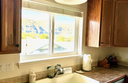 Sunland Estates House | Black Dog Inn, Relaxing Retreat Near Gorge Amphitheater & River