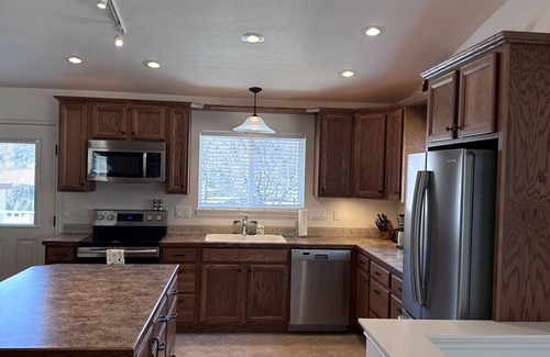 Sunland Estates House | Black Dog Inn, Relaxing Retreat Near Gorge Amphitheater & River