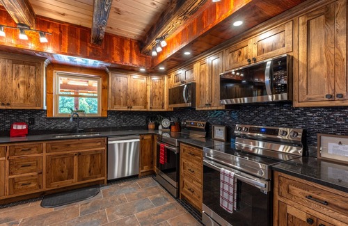 Logan Cabin | Black Eagle Lodge - Unique - 8 Bedrooms - 2 Pools