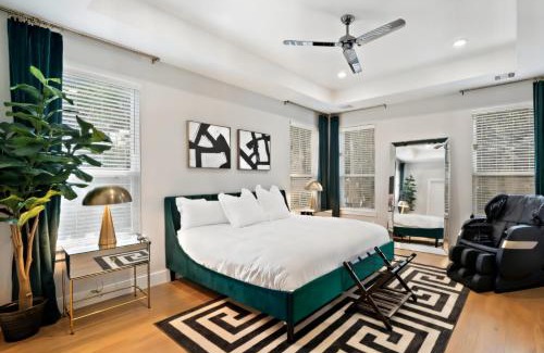 Northside House | Black House - Downtown Elegance with HotTub and King Beds