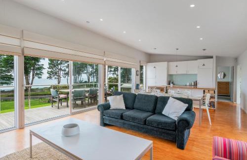 Kuaotunu House | Black House Lookout - Kuaotunu Holiday Home