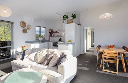 Mapua House | Black House & Studio - Mapua holiday home