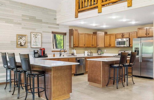 Rogers House | Black Lodge Cabin on Big Sugar, Easy access to NWA