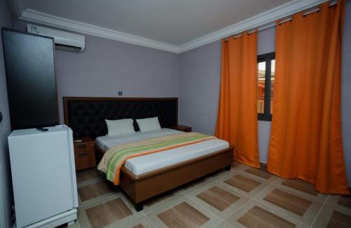 Komo-Mondah Hotel | Black Moon