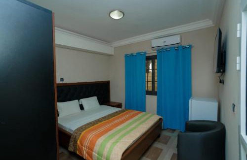 Komo-Mondah Hotel | Black Moon