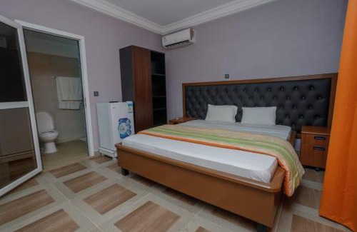 Komo-Mondah Hotel | Black Moon