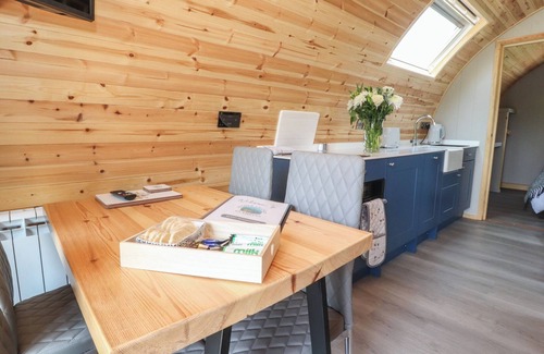 Fence Cottage | BLACK MOSS, romantic, with a garden in Clitheroe