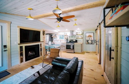 Black Mountain Cottage | Black Mtn Cottage w/hot tub + dog friendly - 20 min to Asheville