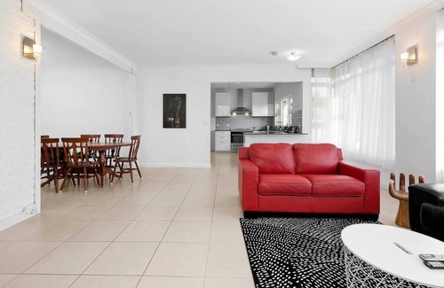 Blair Athol House | Black n White - 4Bdrm, Slps 8, 2 Bathrm, Solar