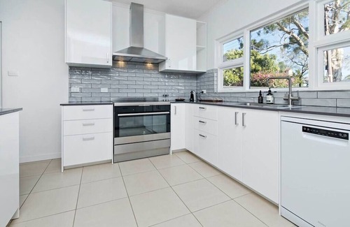 Blair Athol House | Black n White - 4Bdrm, Slps 8, 2 Bathrm, Solar