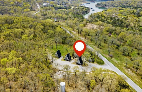 Lampe Ski Chalet | Black Oak Lodge Cabin 1 Nestled in the hills of the Ozark Mountains