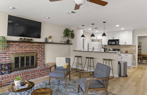 Gainesville House | Black Oaks Abode - minutes from UF, Shands & NF