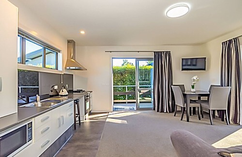 Geraldine Hotel | Black on Grey Motel