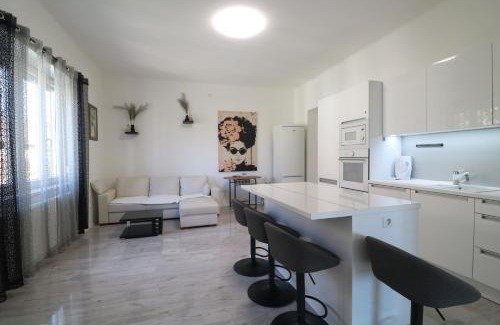 Szeged Apartment | Black or White