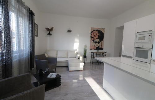 Szeged Apartment | Black or White