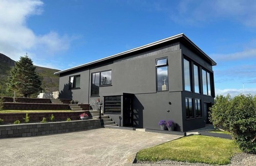 Grenivik Villa | Black Pearl - Villa with a view