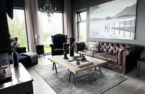Grenivik Villa | Black Pearl - Villa with a view
