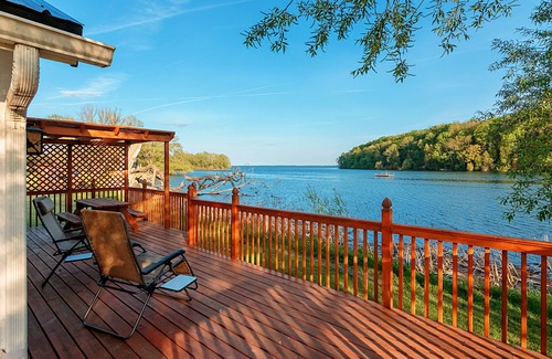 Milford Cottage | Black River Cottages. Private, waterfront and air-conditioned cottages