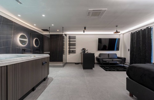 Esbly Apartment | Black Suite Jacuzzi Disneyland