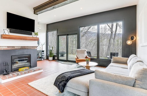 Luray House | Black Walnut Cabin on 2 Acres in Luray!