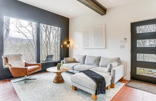 Luray House | Black Walnut Cabin on 2 Acres in Luray!