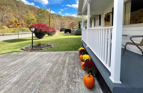 Gandeeville House | Black Walnut House - 3BR with Starlink Wi-Fi, grill, big back yard