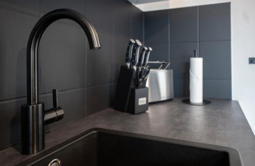 Kappel Apartment | Black & White Apartment - Balkon, Netflix, Nespresso, Zentral, Messe
