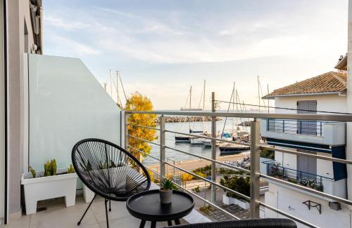Kalamata Marina Apartment | Black & White Marina Studio, Kalamata Getaway (B1)